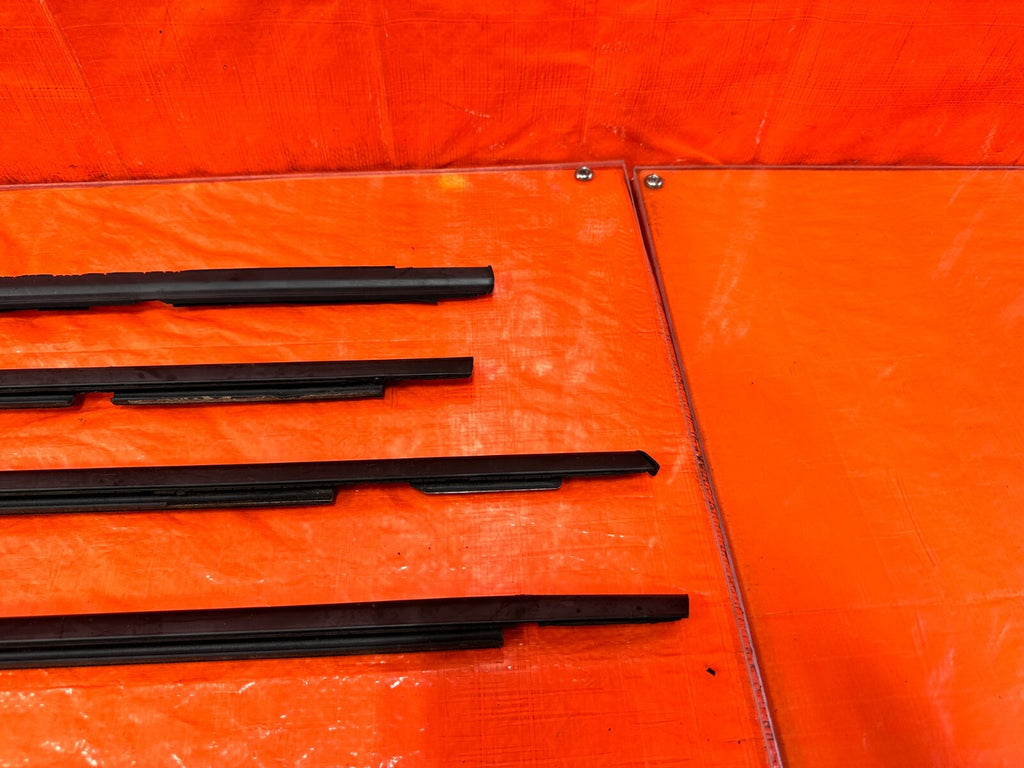 06 11 CIVIC 4D SEDAN   EXTERIOR DOOR WINDOW GLASS TRIM SET LEFT RIGHT   OEM #2702