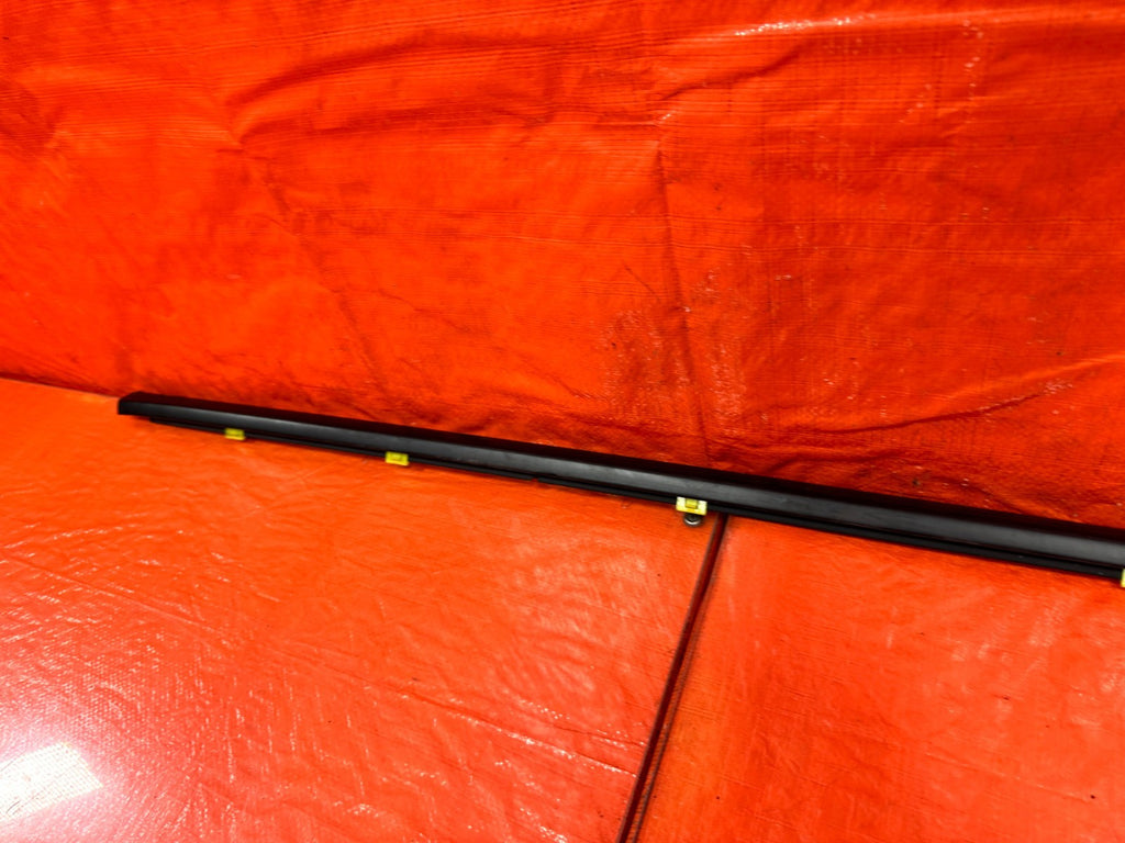 10 16 HYUNDAI GENESIS COUPE   PASSENGER RIGHT EXTERIOR WINDOW GLASS TRIM OEM 3024