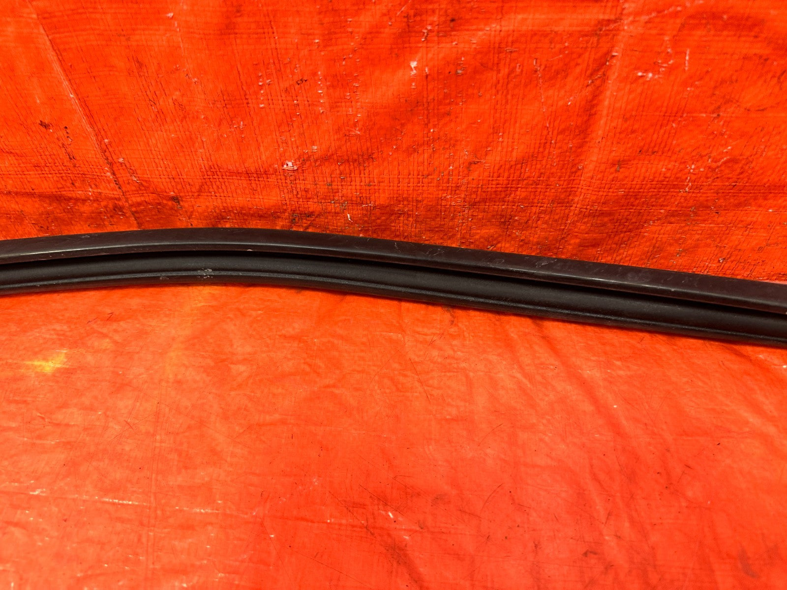 97 01 HONDA CR V CRV PASSENGER RIGHT FRONT WINDOW GLASS RUN CHANNEL   OEM 3012