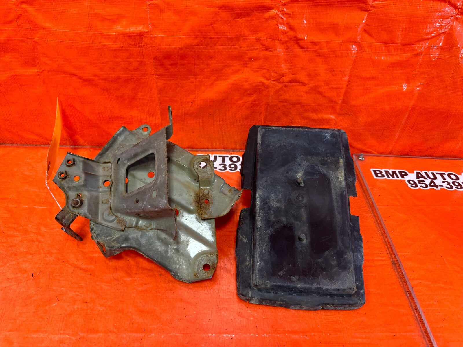 06 11 HONDA CIVIC   BATTERY TRAY AND PLASTIC COMBO   OEM OE #2605