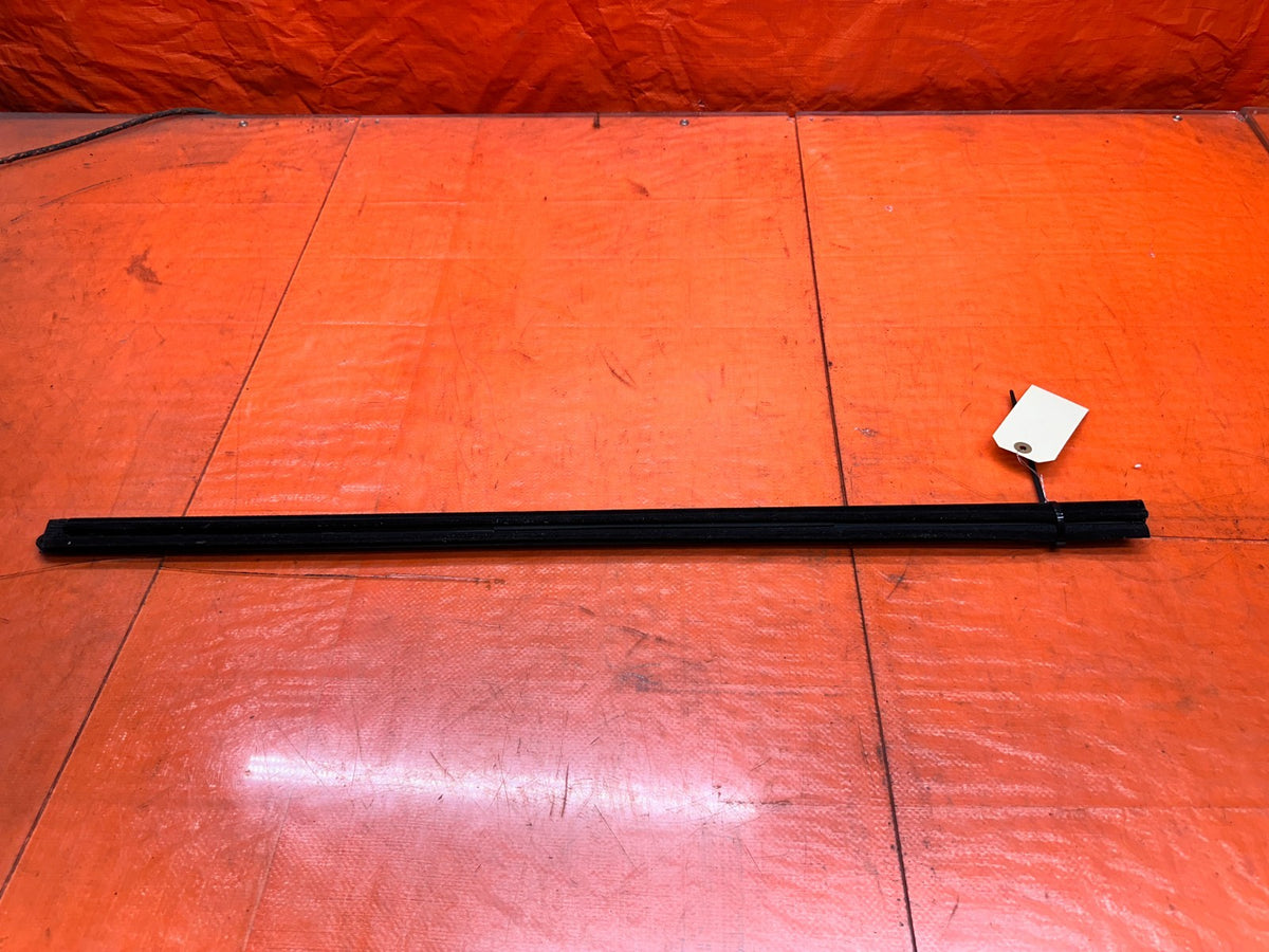 2016-2020 INFINITI Q60 COUPE PASSENGER RIGHT DOOR GLASS TRIM MOLD OEM #20Q608