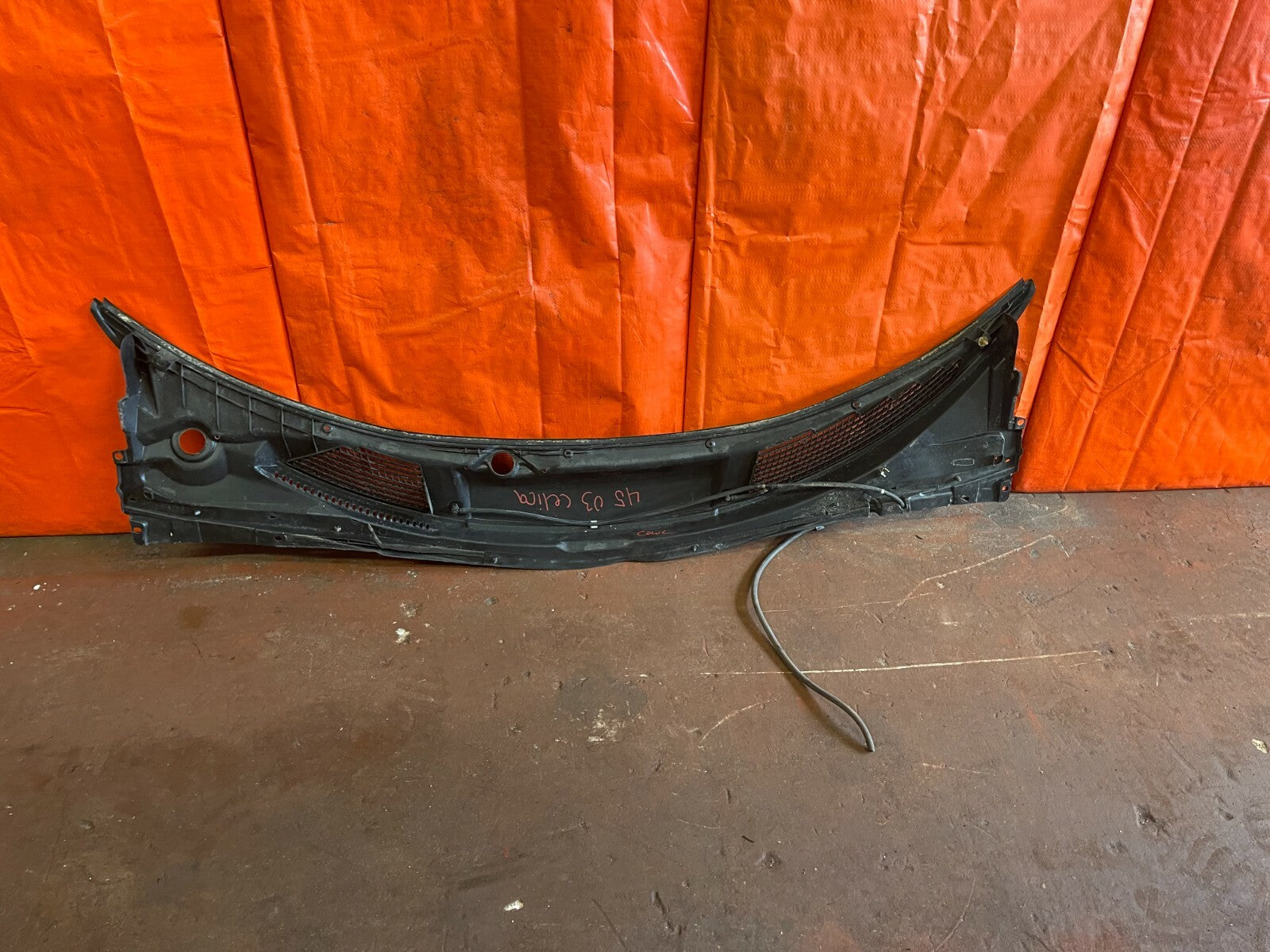 2003 03 TOYOTA CELICA GT & GT S   WINDSHIELD WIPER COWL   55708 20300   OEM OE6