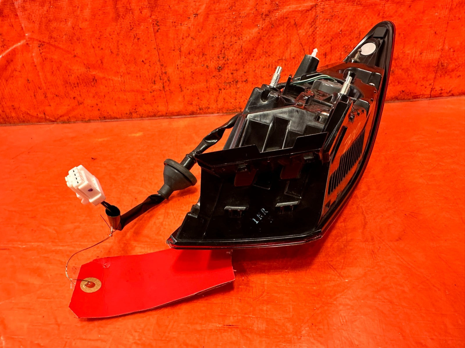 17 20 INFINITI Q60 PASSENGER RIGHT OUTER QUARTER PANEL  TAIL LIGHT LAMP CHIP!9