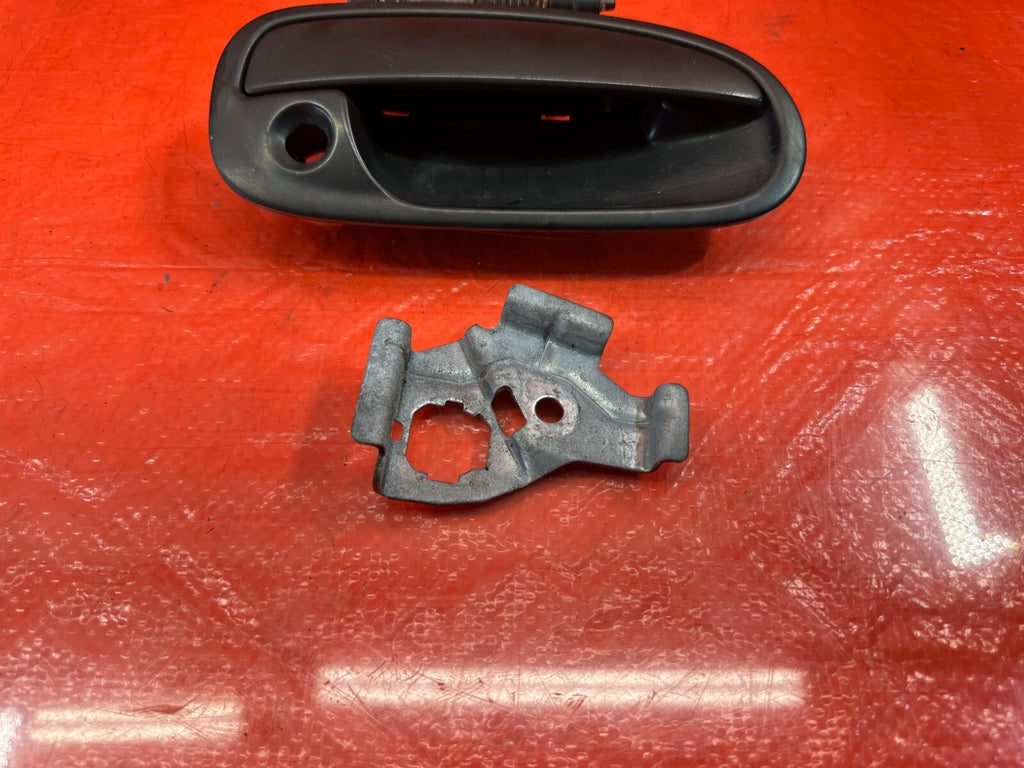 96 00 HONDA CIVIC   PASSENGER RIGHT EXTERIOR DOOR HANDLE   W/ BRACKET   OEM #2014