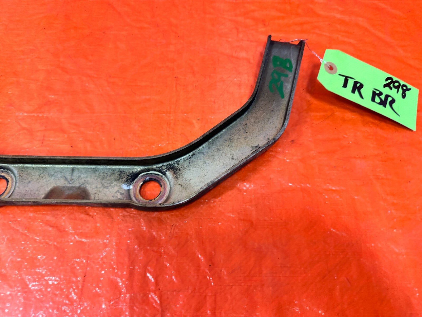 03 07 INFINITI G35 COUPE   EXHAUST MANIFOLD HEADER MOUNTING BRACKET   OEM 2982