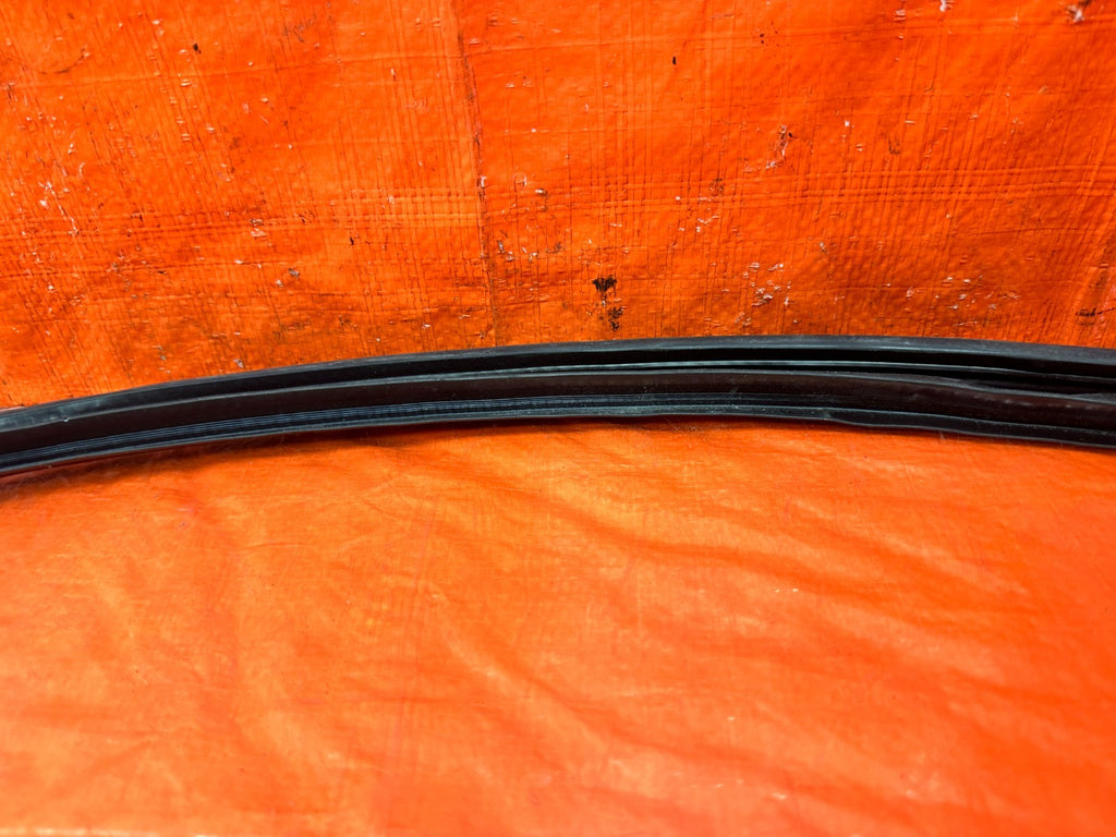 02 05 HONDA CIVIC SI EP3   CHASSIS TO DOOR OPEN TRIM WEATHER STRIP RIGHT OEM 30610