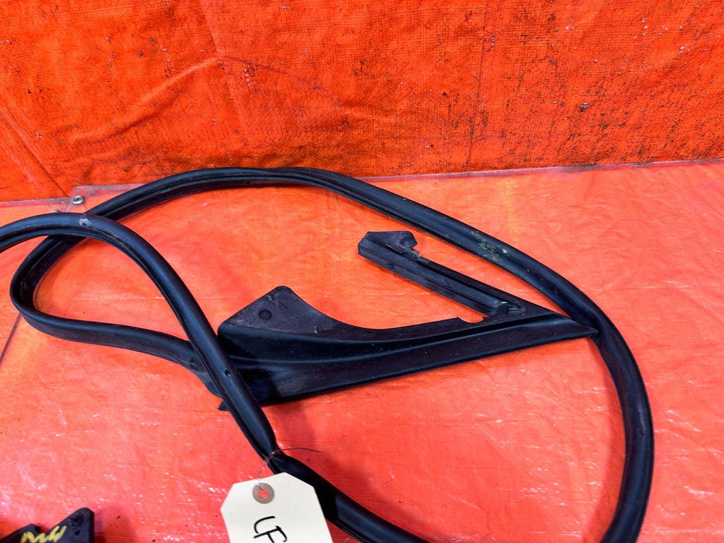 10 16 HYUNDAI GENESIS COUPE LEFT LOWER DOOR WEATHER STRIP RUBBER SEAL 3264