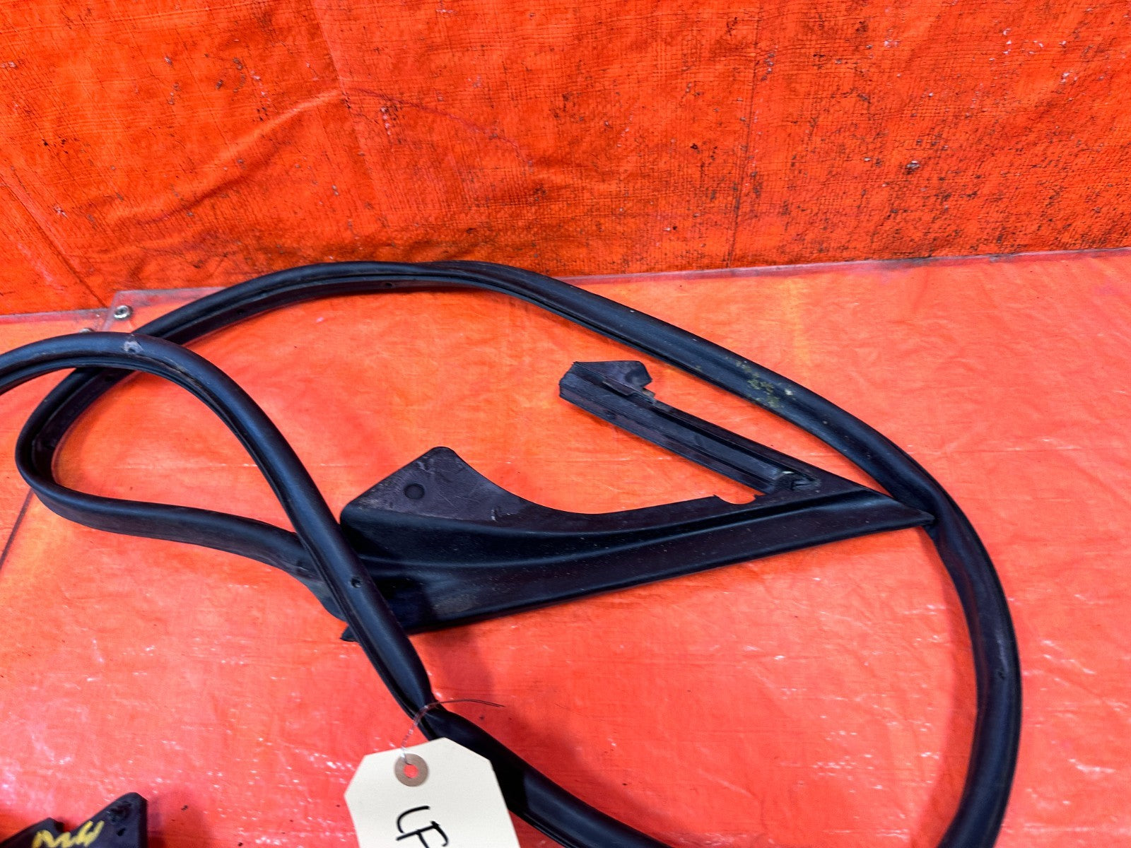 10 16 HYUNDAI GENESIS COUPE LEFT LOWER DOOR WEATHER STRIP RUBBER SEAL 3264