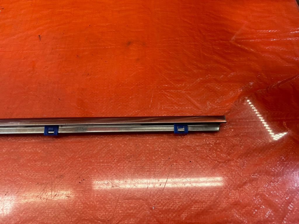 07 09 LEXUS ES350   RIGHT FRONT EXTERIOR WINDOW GLASS TRIM   OEM FACTORY #2444
