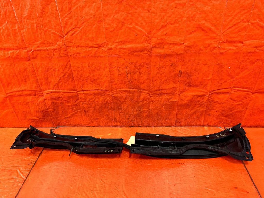 04 05 ACURA TSX   WINDSHIELD WIPER COWL TRIM PLASTIC   OEM FACTORY #32210