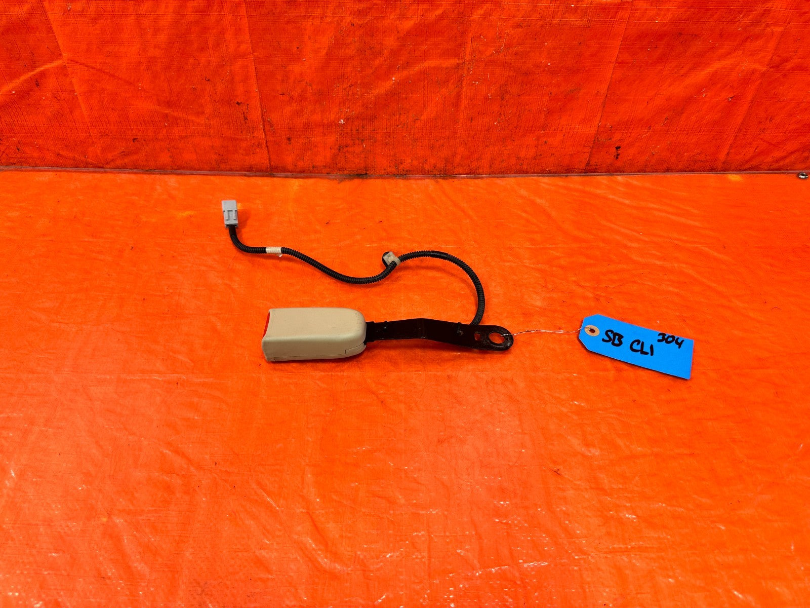 04 05 ACURA TSX   PASSENGER RIGHT FRONT SEAT BELT CLIP BUCKLE TAN OEM 3040