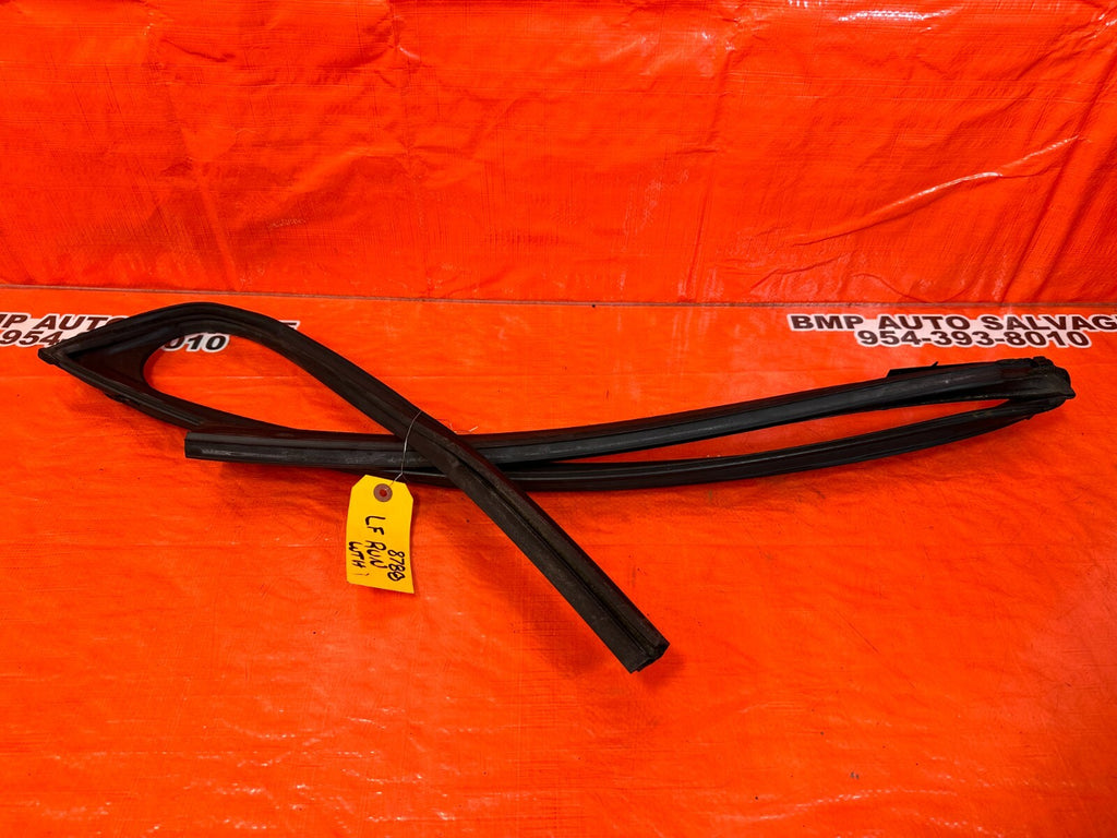 14 21 INFINITI Q50   DRIVER LEFT FRONT WINDOW GLASS RUN CHANNEL   OEM #87880