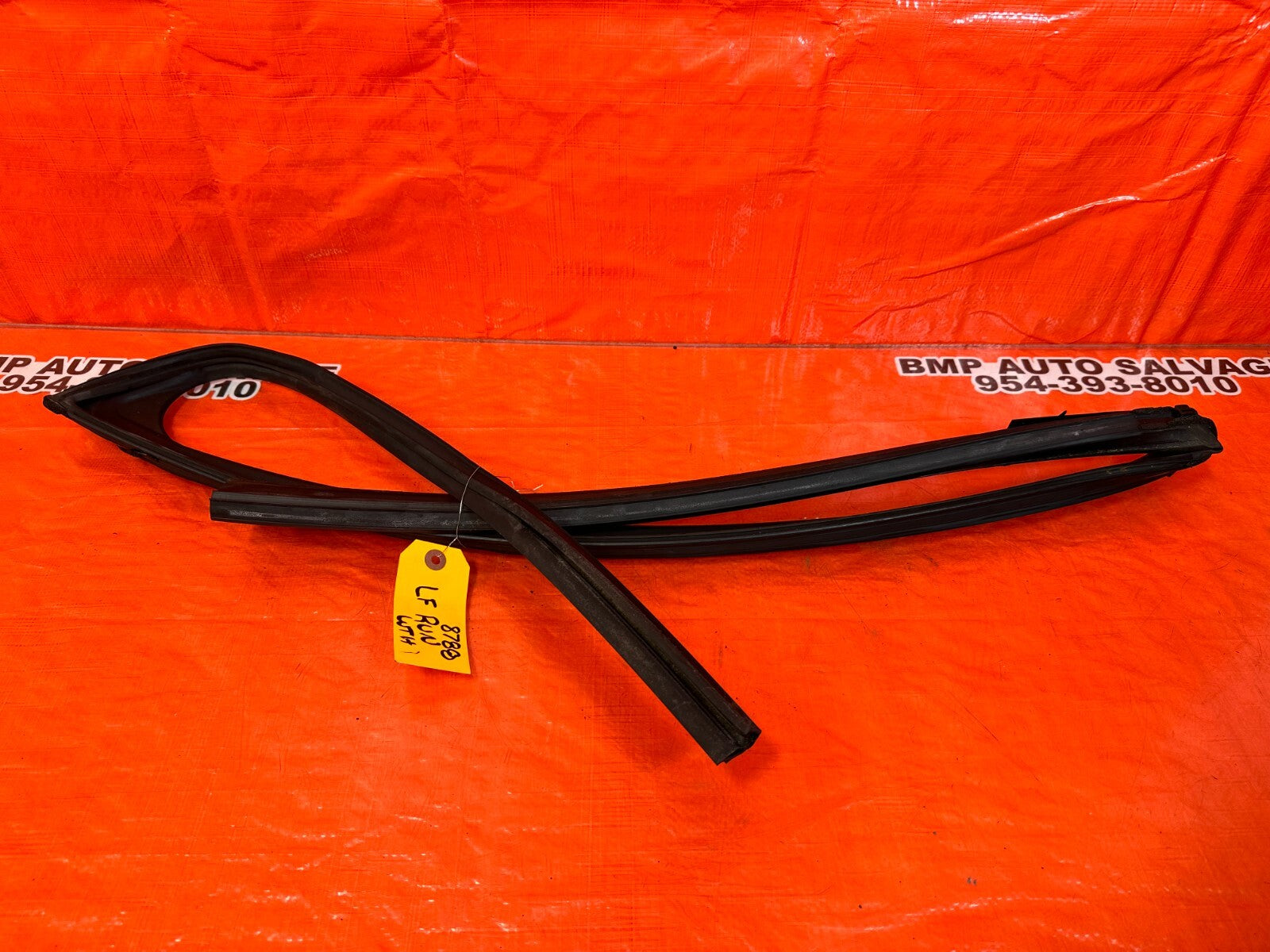 14 21 INFINITI Q50   DRIVER LEFT FRONT WINDOW GLASS RUN CHANNEL   OEM #87880