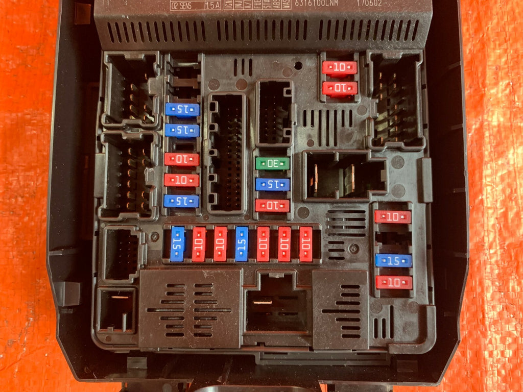 OEM 2017 2018 Q60   2018 Q50 FUSE BOX JUNCTION CONTROL PANEL 284B7 5CA0D  5