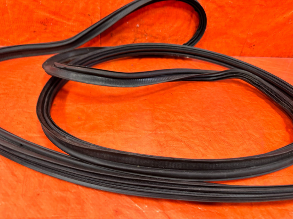 94 01 ACURA INTEGRA 2D TAIL GATE TRUNK HATCH LATCH WEATHER TRIM STRIP MOLDING 0913