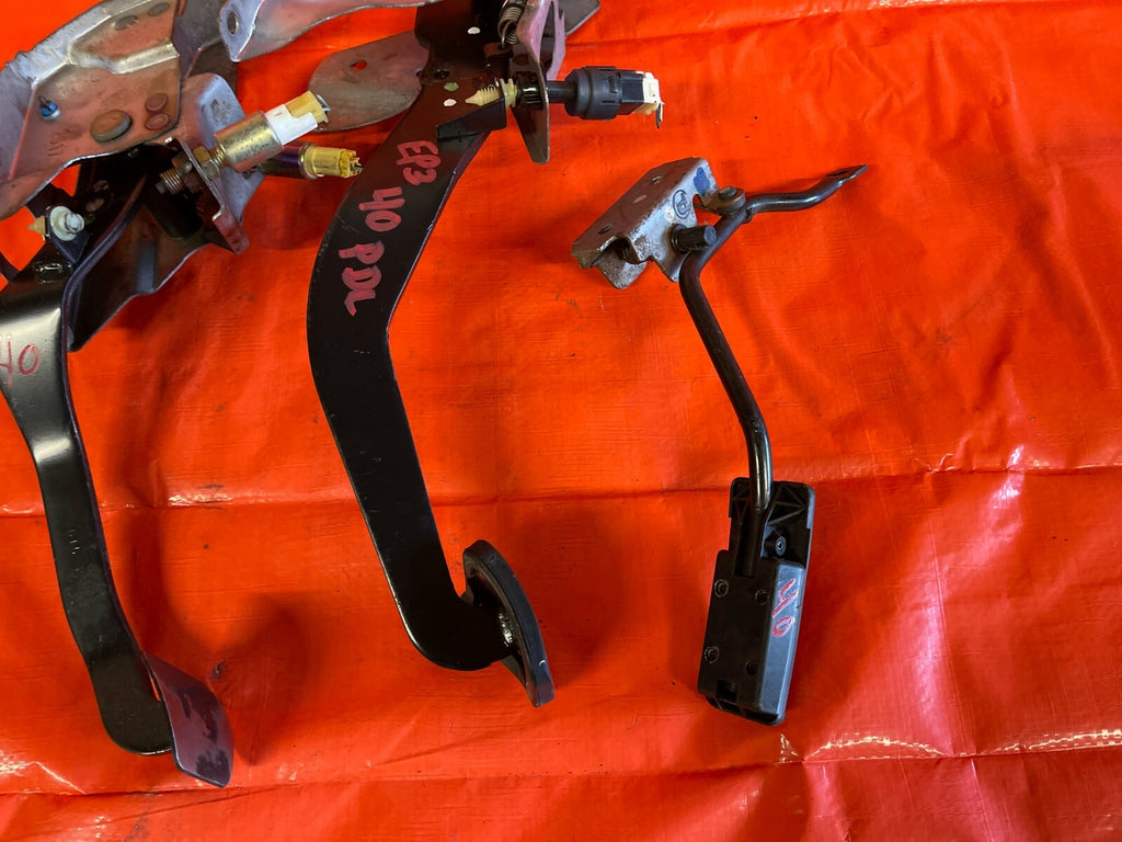 02 05 HONDA CIVIC SI 2.0 EP3   COMPLETE PEDAL SET GAS BRAKE CLUTCH PEDALS OEM   8