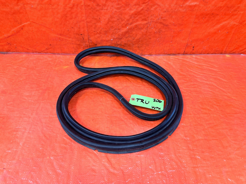 02 05 HONDA CIVIC SI EP3 HATCH TAILGATE TRUNK HATCH LATCH WEATHER TRIM STRIP 3060
