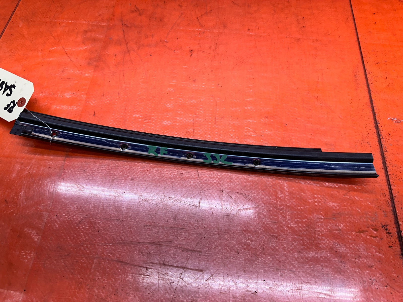 92 96 HONDA PRELUDE RIGHT FRONT DOOR GLASS SASH TRIM OEM #3326