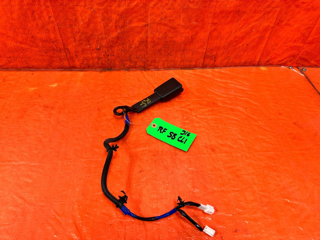 14 23 INFINITI Q50   RIGHT FRONT SEAT BELT BUCKLE CLIP   OEM 3160