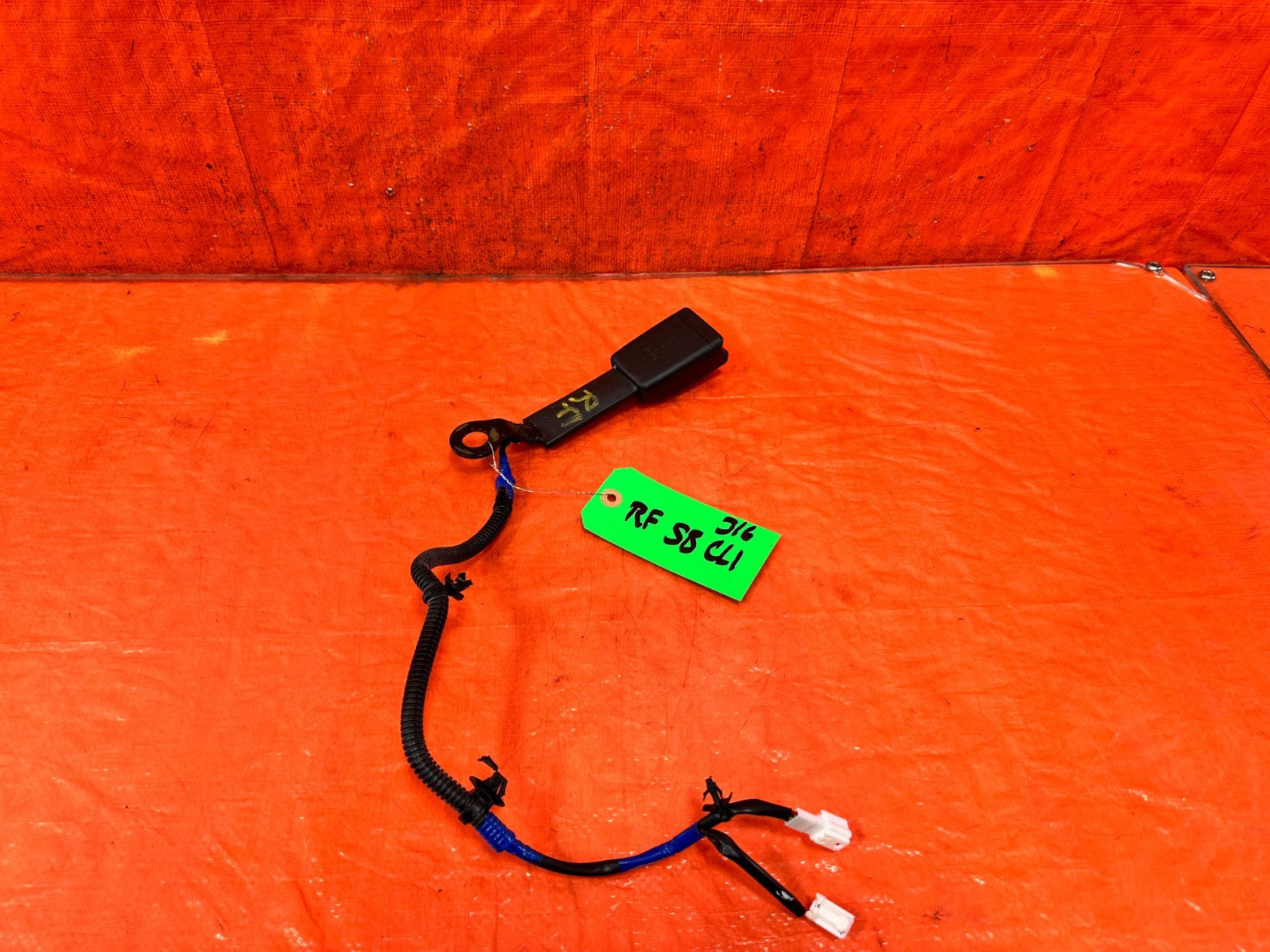 14 23 INFINITI Q50   RIGHT FRONT SEAT BELT BUCKLE CLIP   OEM 3160