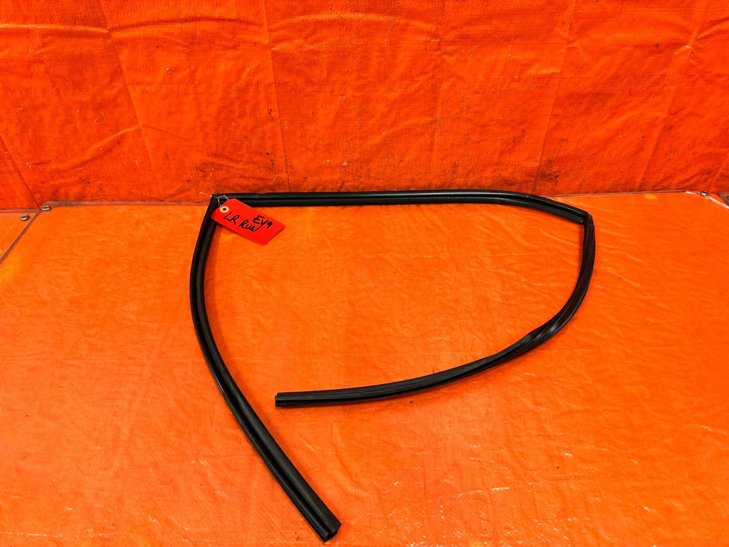 03 05 LANCER EVOLUTION EVO VIII IX 8 9   LEFT REAR WINDOW GLASS RUN CHANNEL0