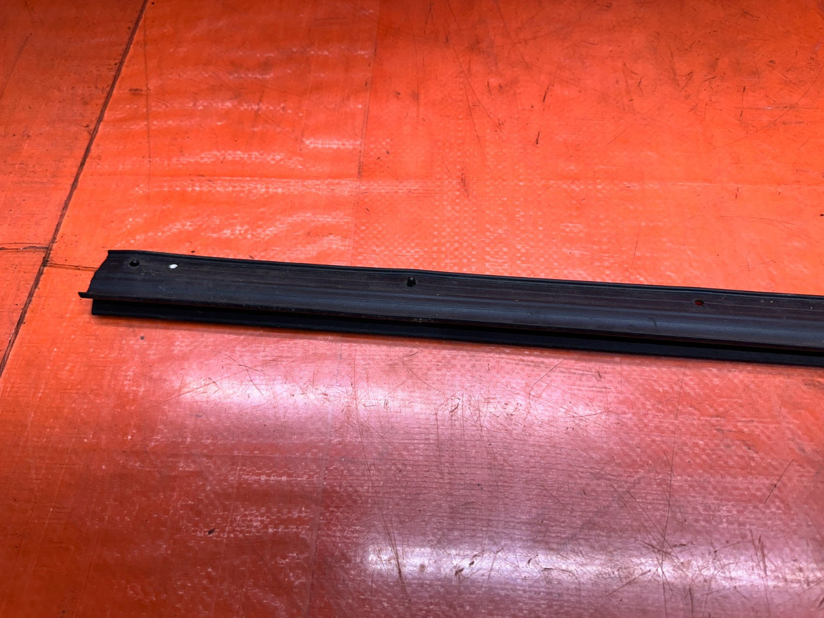 2016-2020 INFINITI Q60 COUPE PASSENGER RIGHT DOOR SUB SEAL RUBBER OEM #20Q6013