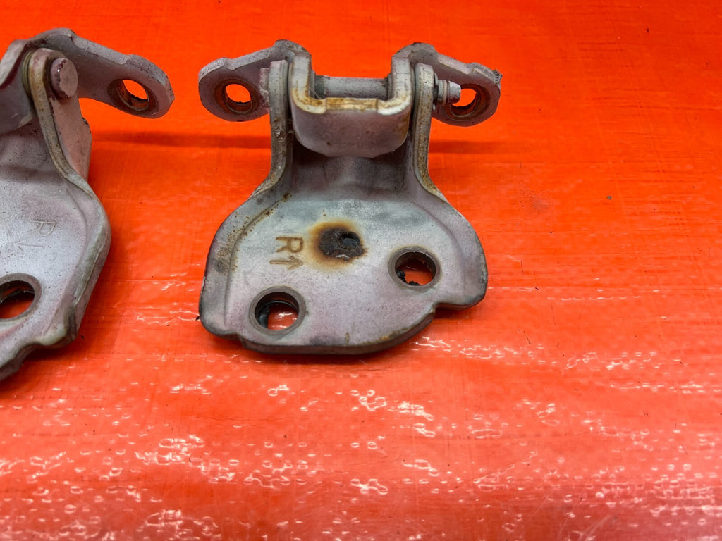90 01 ACURA INTEGRA SEDAN   RIGHT FRONT DOOR HINGE SET   UPPER LOWER   OEM #1655