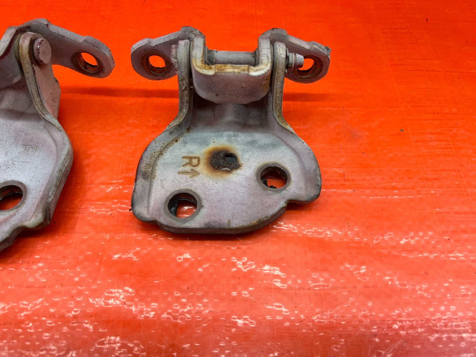 90 01 ACURA INTEGRA SEDAN   RIGHT FRONT DOOR HINGE SET   UPPER LOWER   OEM #1655
