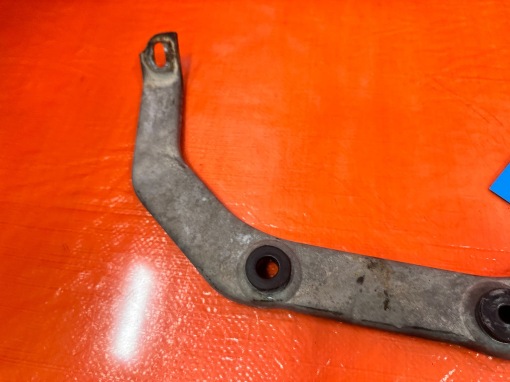 08 15 INFINITI G37 & Q60 COUPE   EXHAUST MANIFOLD BRACE BRACKET   OEM #3204