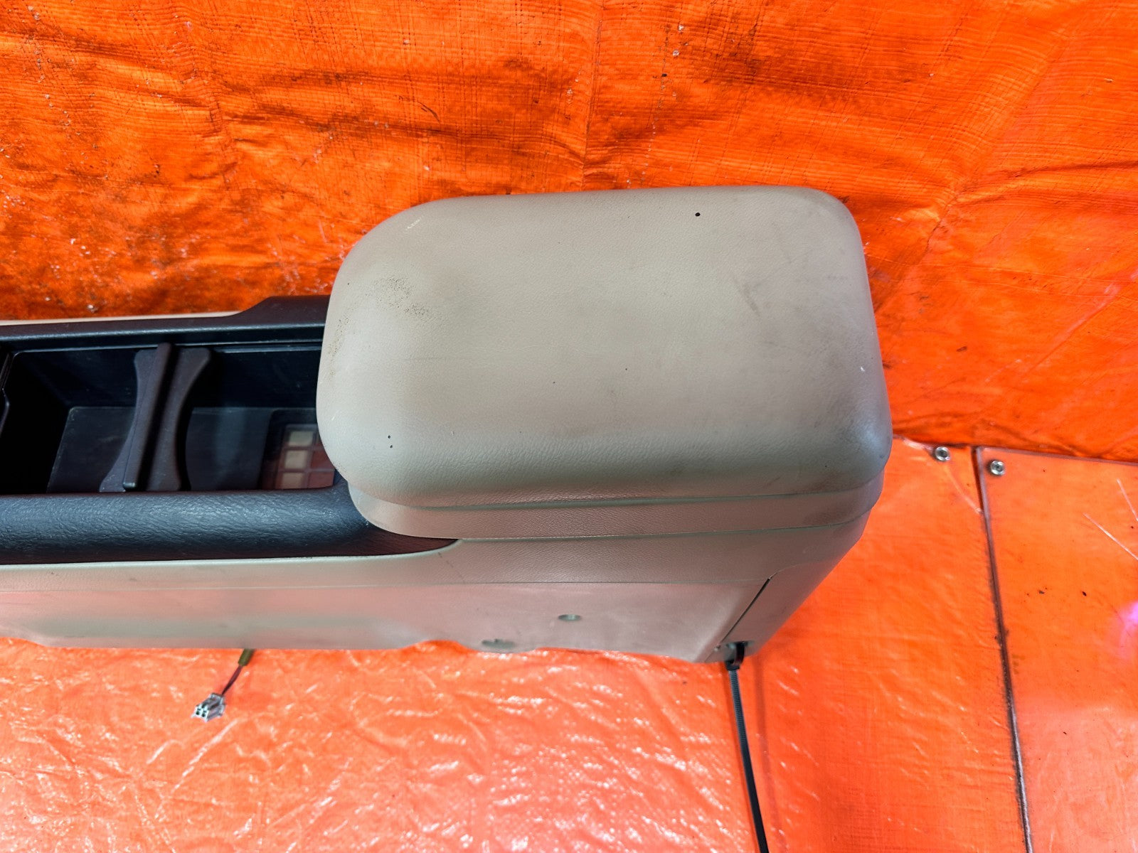 97 01 HONDA PRELUDE   ARM REST / CENTER CONSOLE STORAGE COMPARTMENT TAN OEM 32310