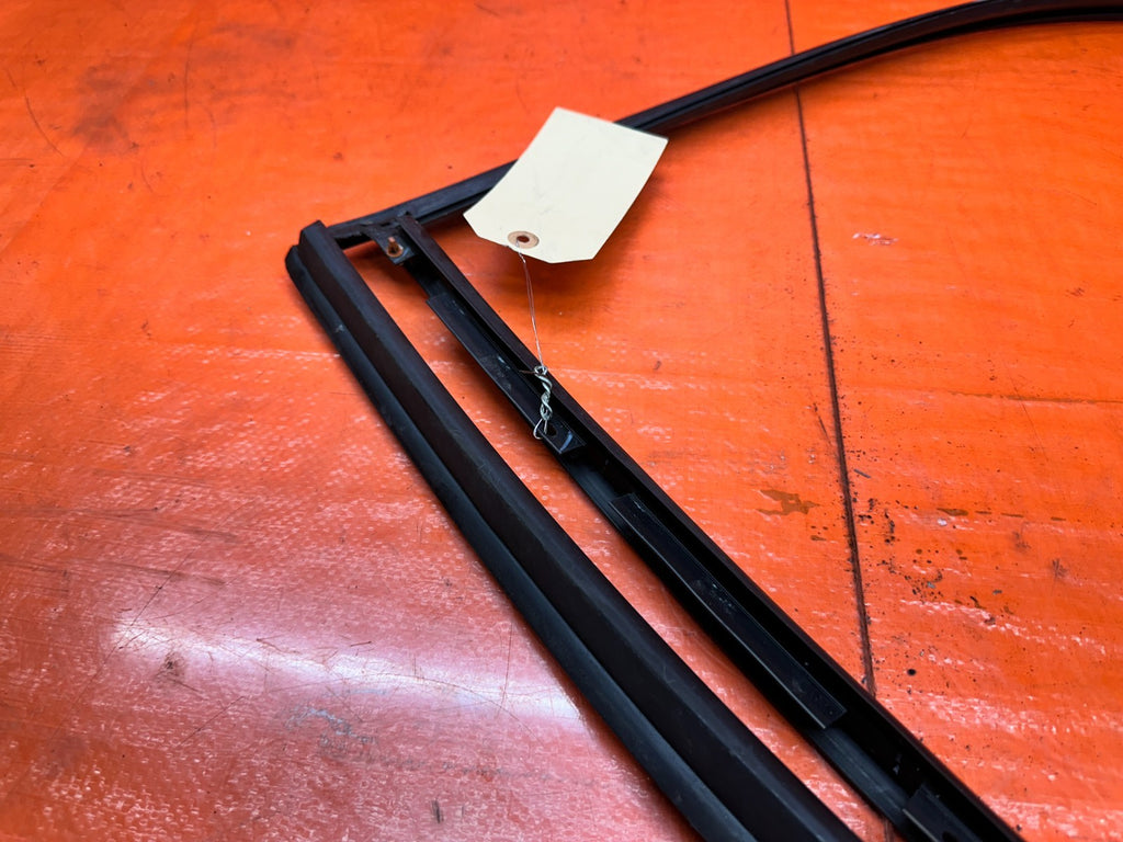 94 01 ACURA INTEGRA 2D LEFT DRIVER DOOR WINDOW RUN CHANNEL SEAL OEM #33114