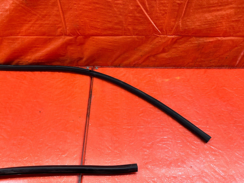09 15 INFINITI G37 CONVERTIBLE LEFT CHASSIS TO DOOR OPEN TRIM RUBBER STRIP #2321