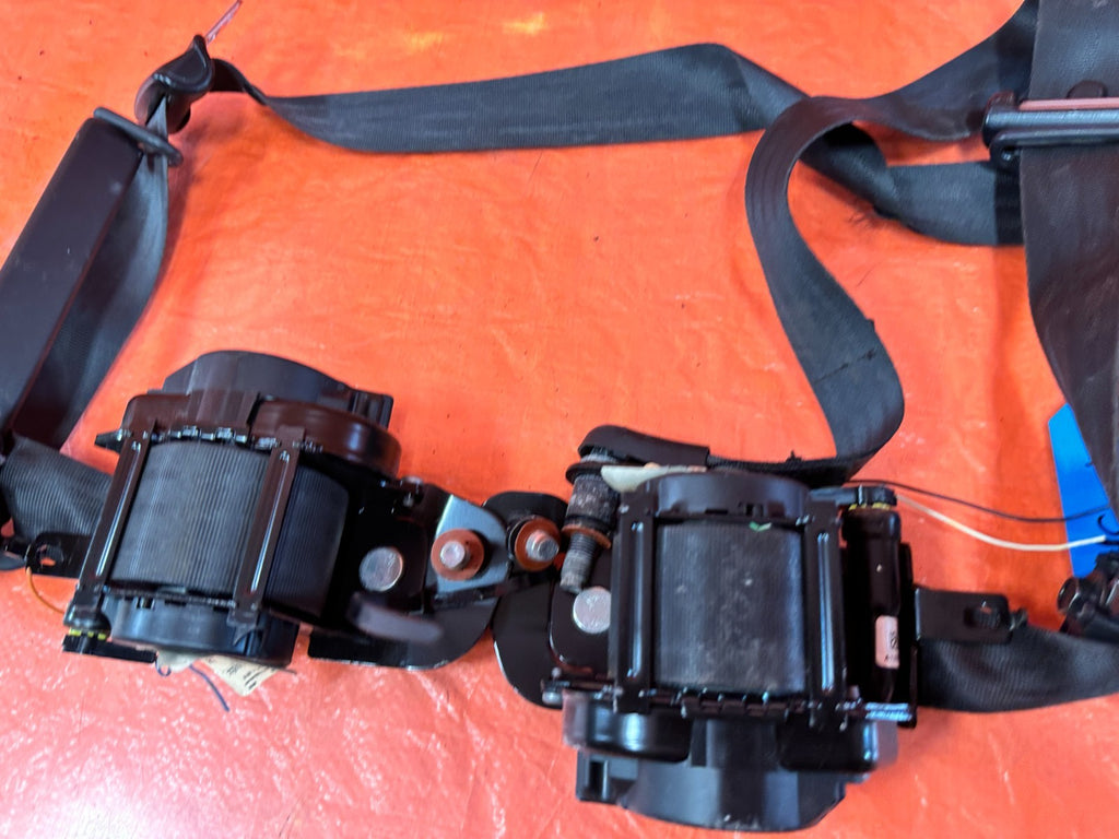10 16 HYUNDAI GENESIS COUPE   LEFT & RIGHT FRONT SEAT BELTS   BLACK   OEM #3186