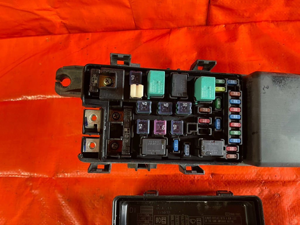 09 12 ACURA RL   EXTERIOR UNDER HOOD ENGINE BAY   FUSE BOX PANEL   OEM FACTORY1