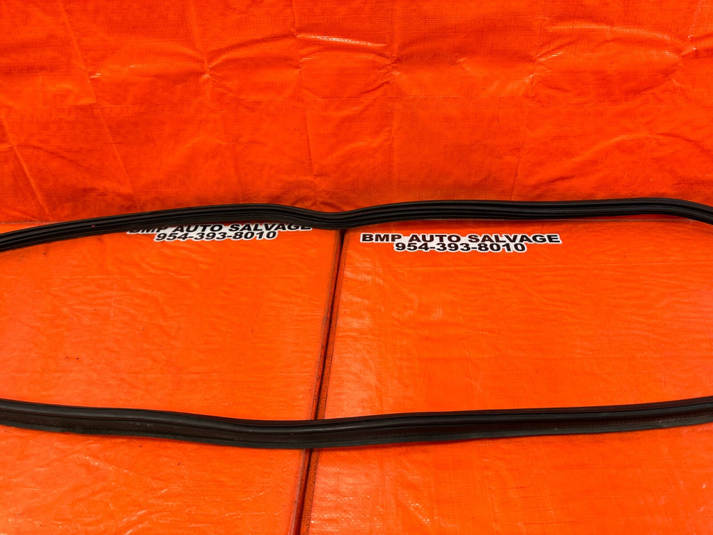 02 05 HONDA CIVIC SI EP3 HATCH TAILGATE TRUNK HATCH LATCH WEATHER TRIM STRIP 2586