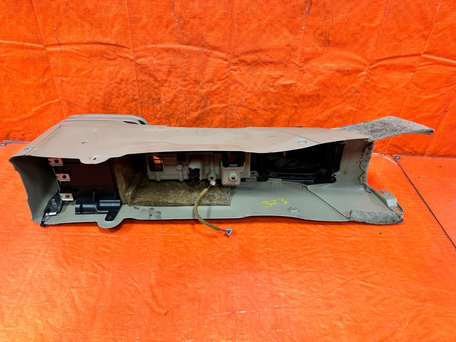97 01 HONDA PRELUDE   ARM REST / CENTER CONSOLE STORAGE COMPARTMENT TAN OEM 32320