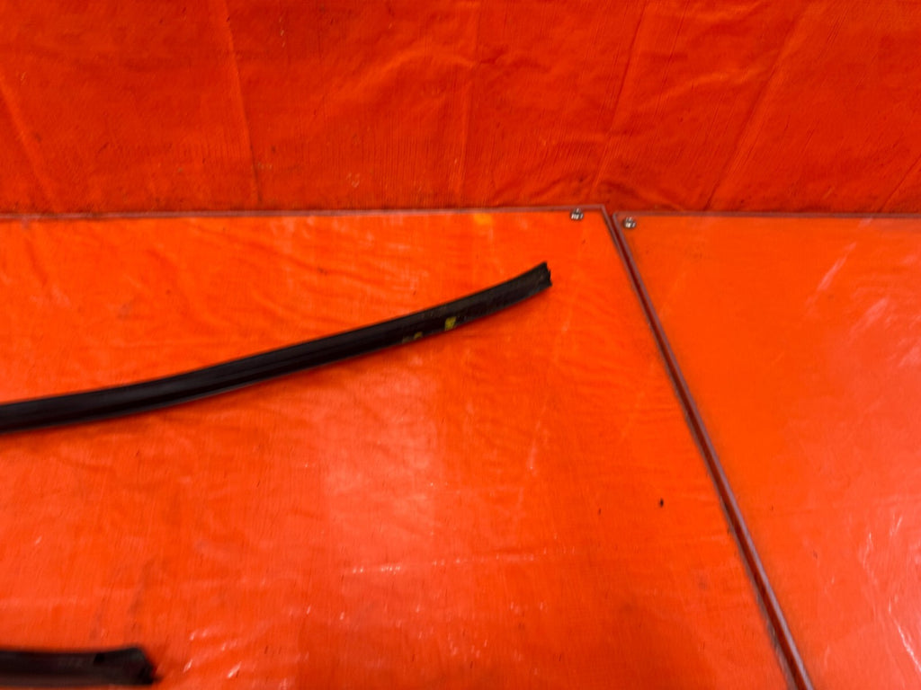 93 97 HONDA DEL SOL   PASSENGER RIGHT FRONT WINDOW GLASS RUN CHANNEL   OEM #2941