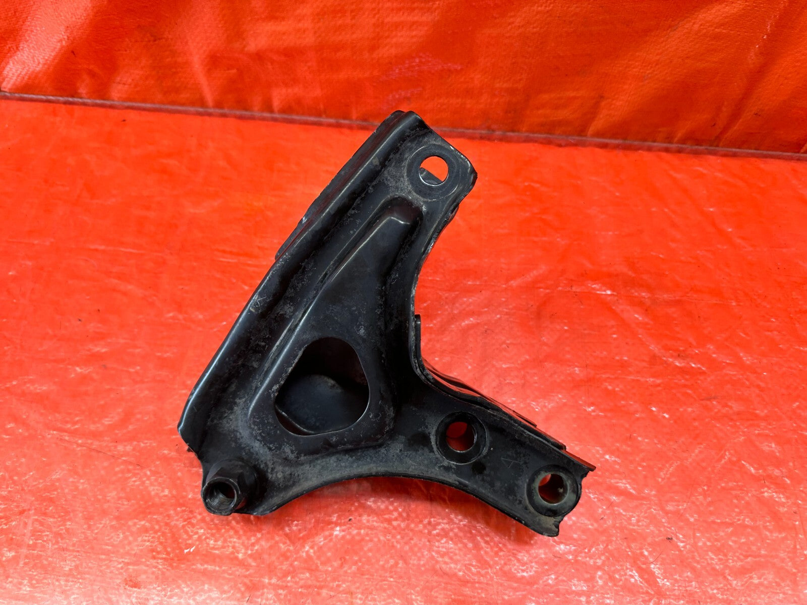 96 00 HONDA CIVIC EX COUPE REAR TRANSMISSION BRACKET   AUTOMATIC AUTO AT OEM 2084