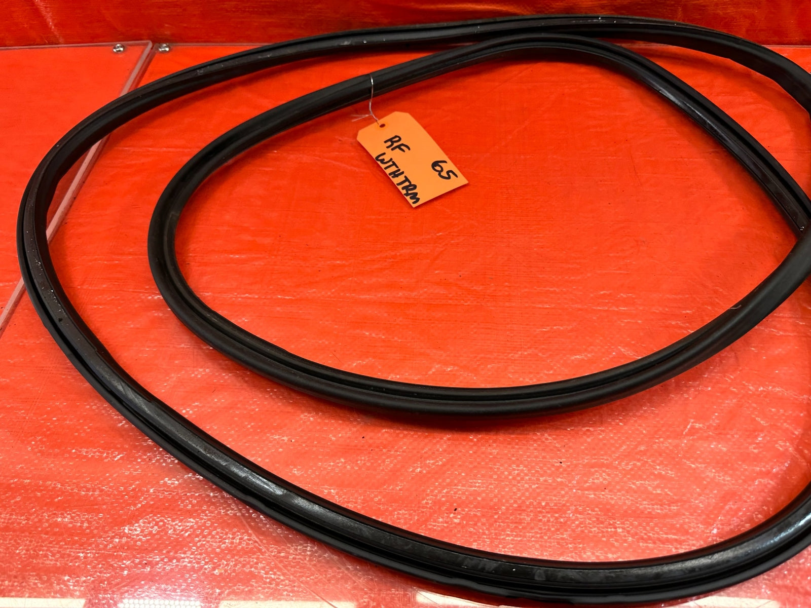 10 16 PORSCHE PANAMERA PASSENGER RIGHT FRONT DOOR WEATHER STRIP RUBBER OEM #657
