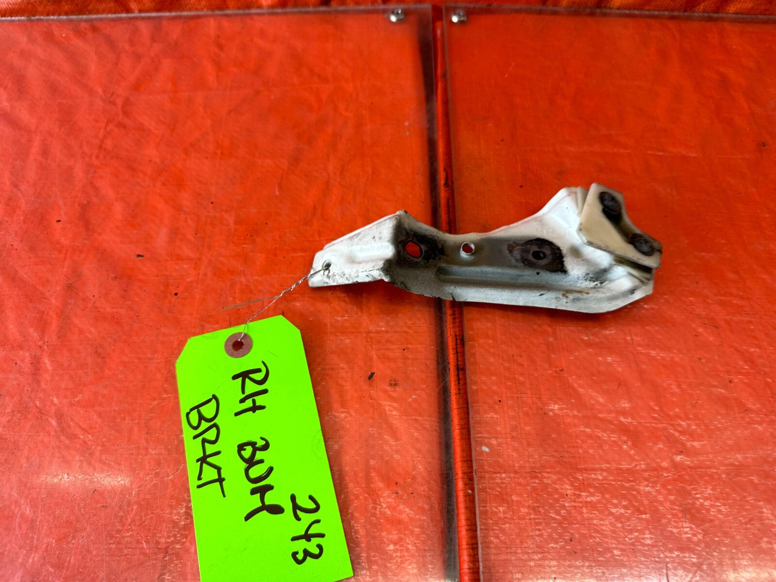 88 91 HONDA CRX   PASSENGER RIGHT METAL FENDER MOUNTING BRACKET RBACE   OEM #2434