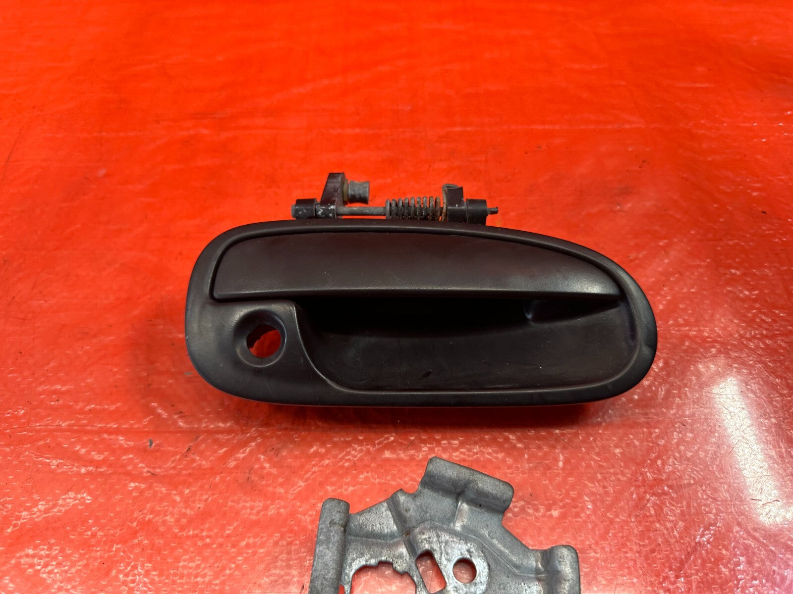 96 00 HONDA CIVIC   PASSENGER RIGHT EXTERIOR DOOR HANDLE   W/ BRACKET   OEM #2015