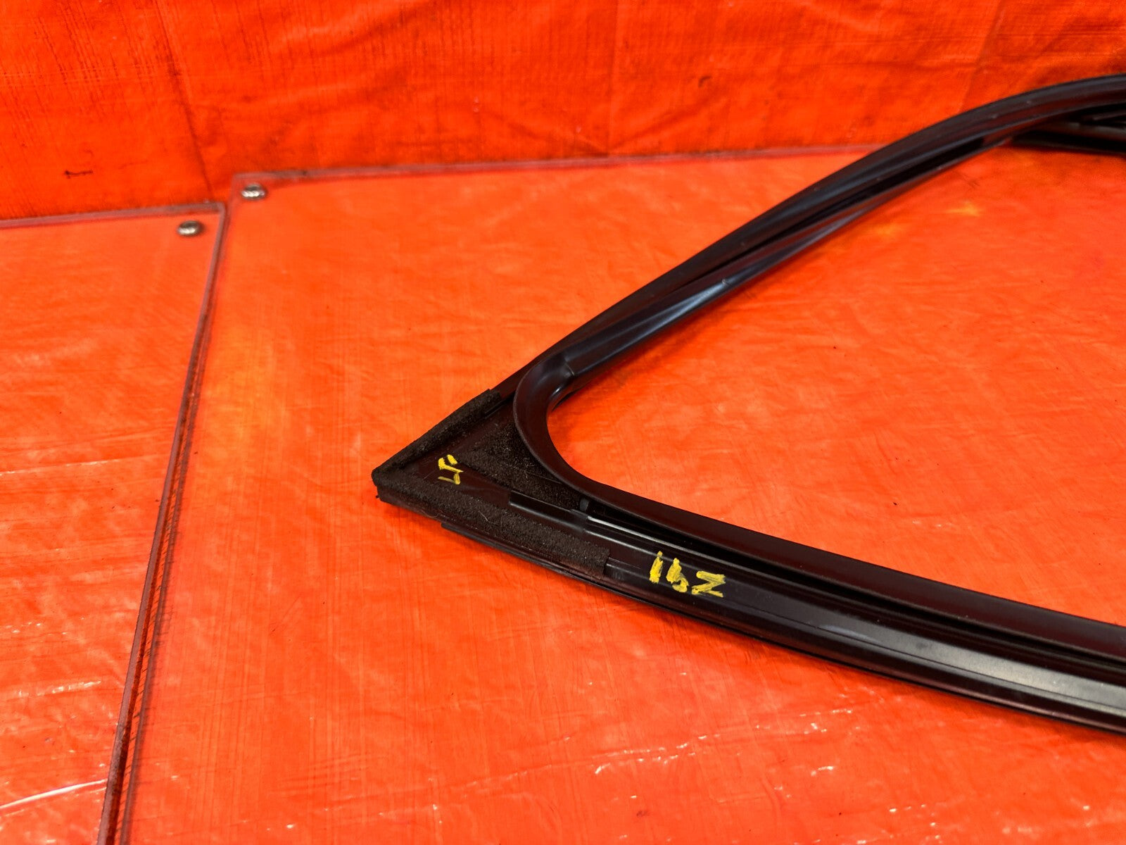 04 08 ACURA TSX   PASSENGER RIGHT FRONT WINDOW GLASS RUN CHANNEL   OEM #2919