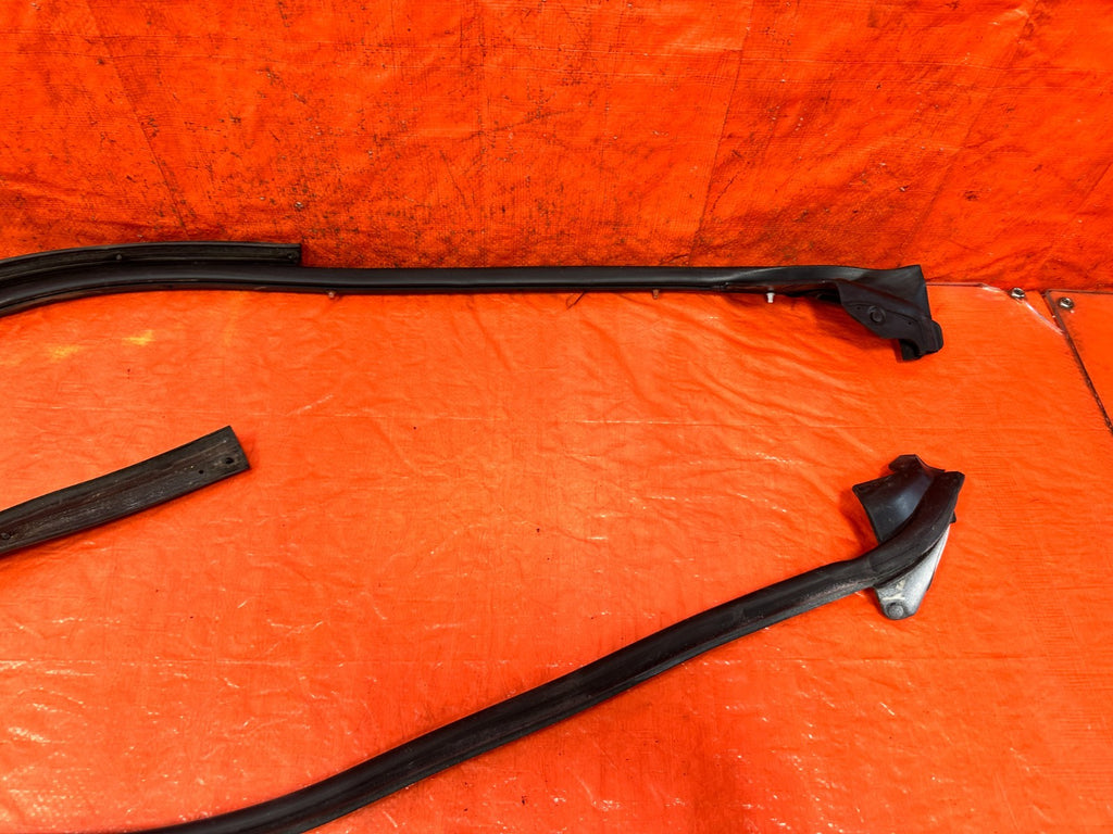 08 15 INFINITI G37 & Q60 2D COUPE DRIVER LEFT DOOR MOUNTED WEATHER STRIP OEM 32910