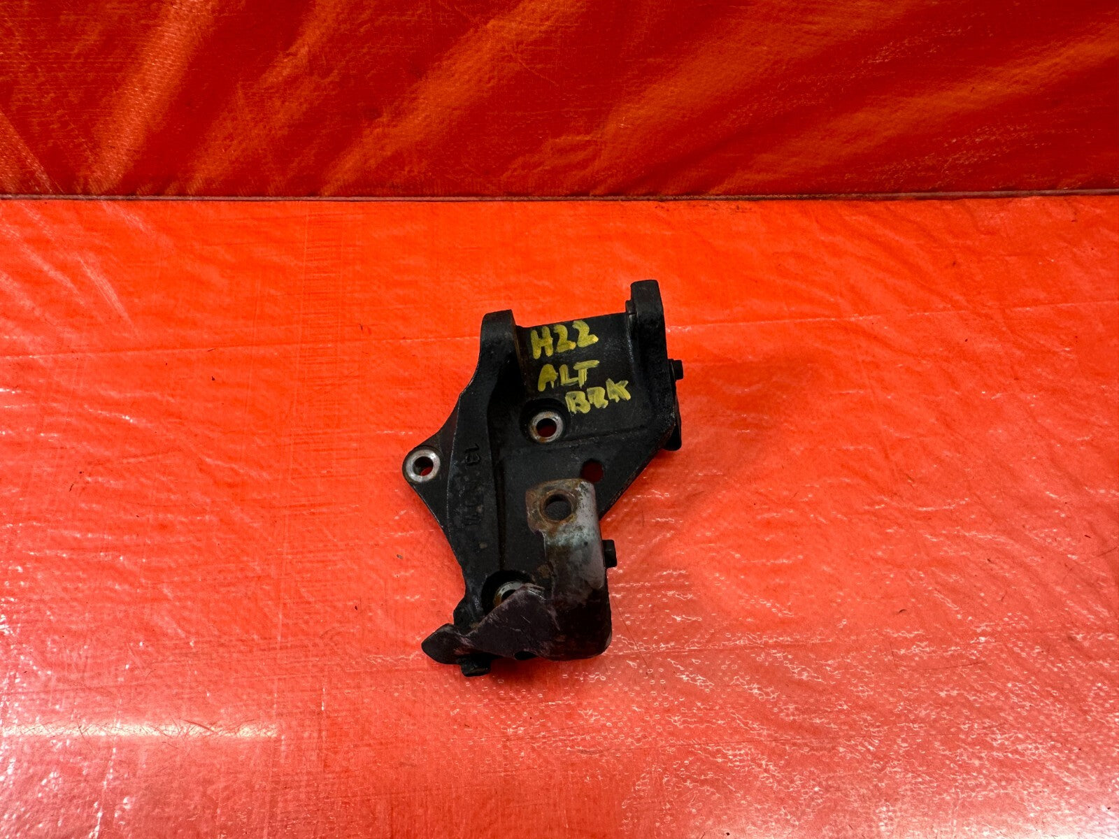 93 01 HONDA PRELUDE   H22 ENGINE MODELS ONLY   ALTERNATOR BRACKET   OEM #H220