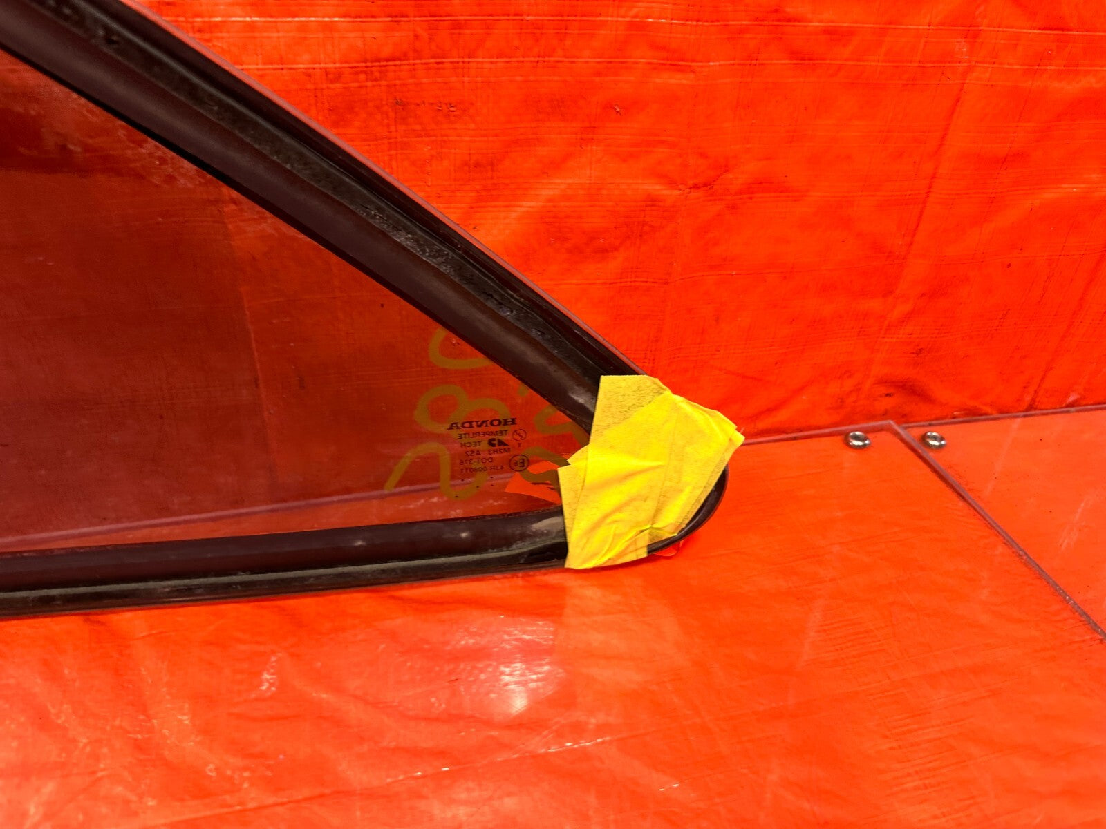 96 00 HONDA CIVIC   2D COUPE PASSENGER RIGHT REAR   QUARTER 1/4 GLASS   OEM #28511