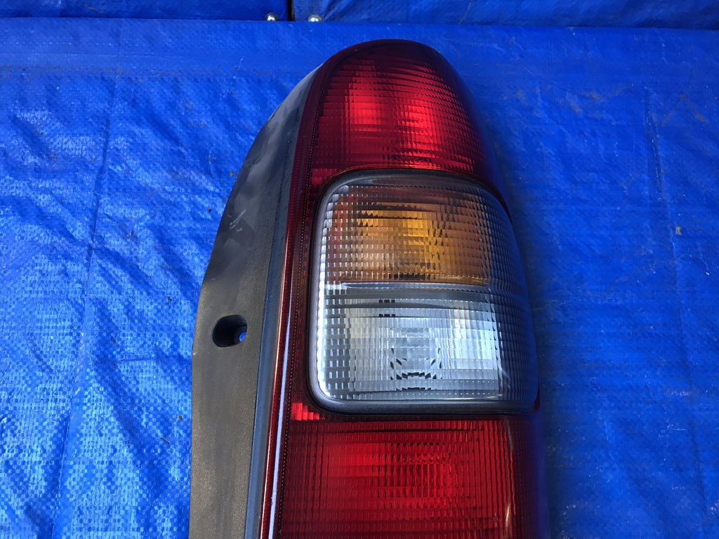 OEM 2000 2001 2002 2003 CHEVROLET SILHOUETTE PASSENGER RIGHT TAIL LIGHT SHELF 62