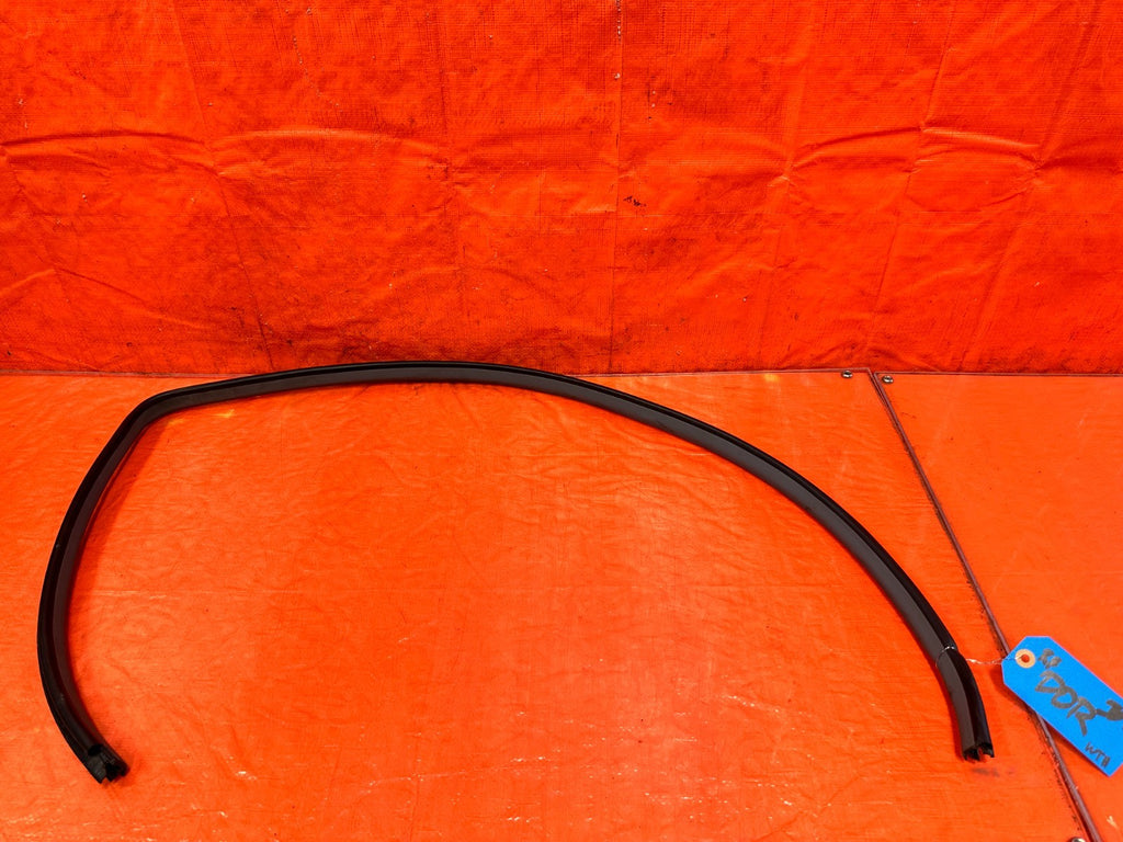97 01 HONDA CR V CRV CHASSIS TO DOOR OPEN TRIM RUBBER STRIP RIGHT FRONT OEM 3010
