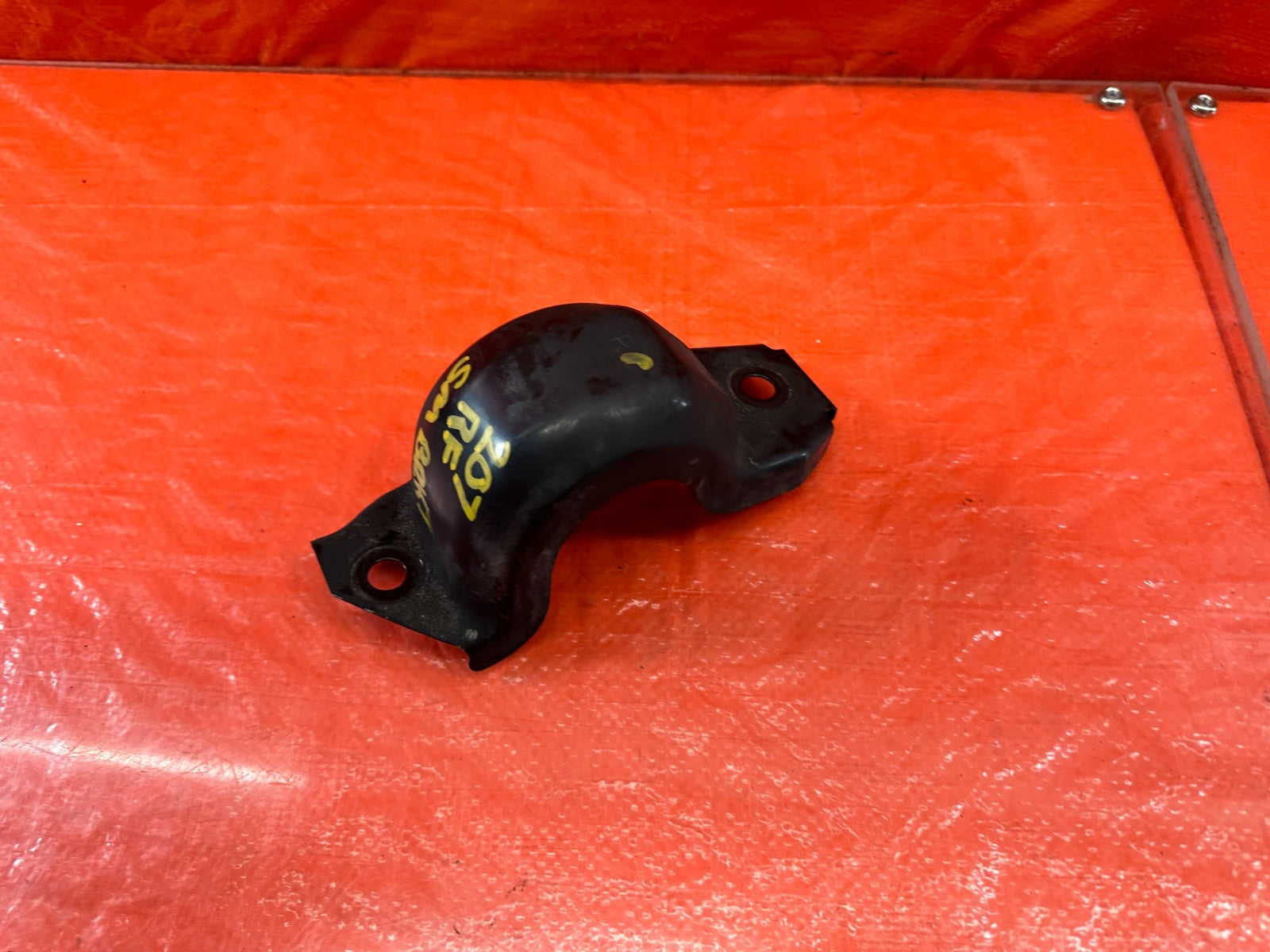 08 15 INFINITI G37 Q60   PASSENGER RIGHT FRONT LOWER CONTROL ARM BRACKET OEM 2077