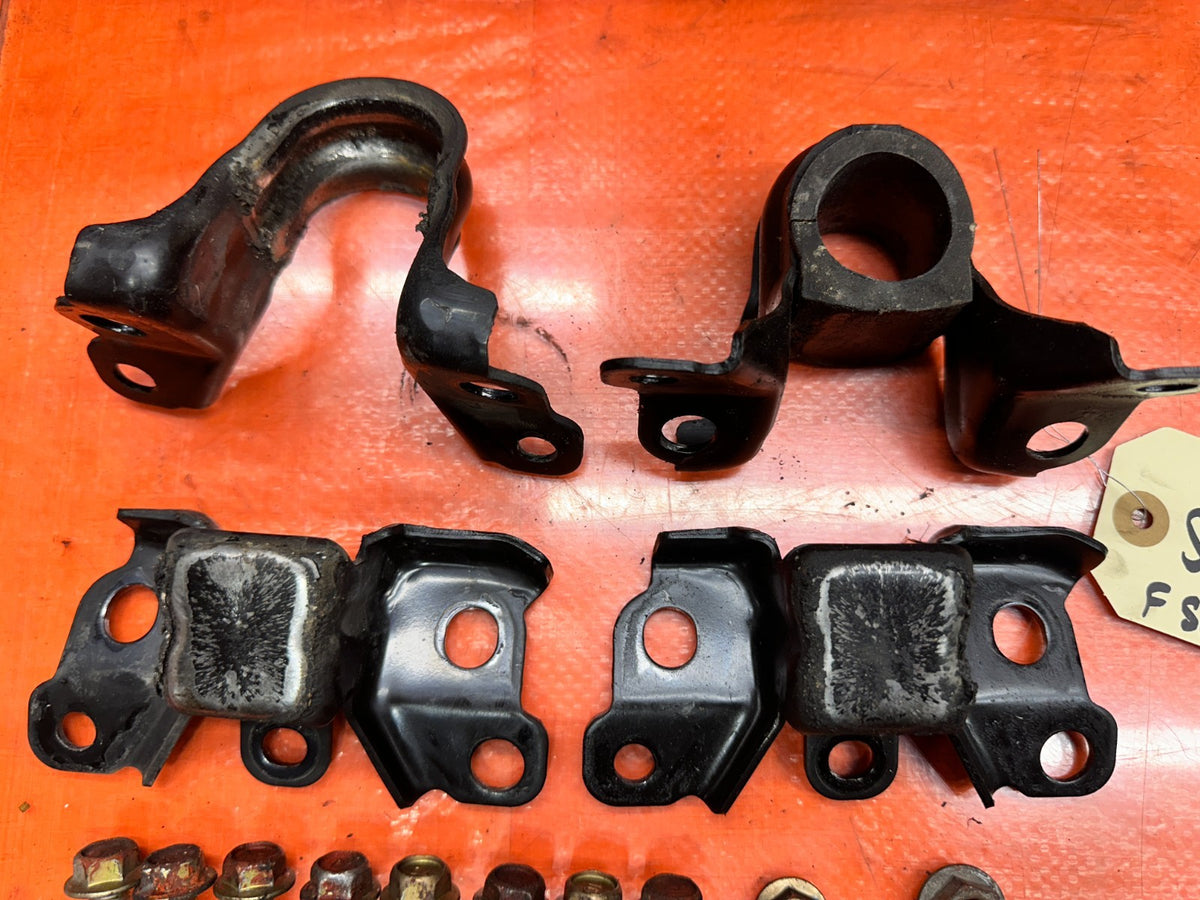 03-08 NISSAN 350Z 3.5L VQ35DE REAR SWAY BAR BRACKETS MOUNT HOLDER PAIR OEM #3465