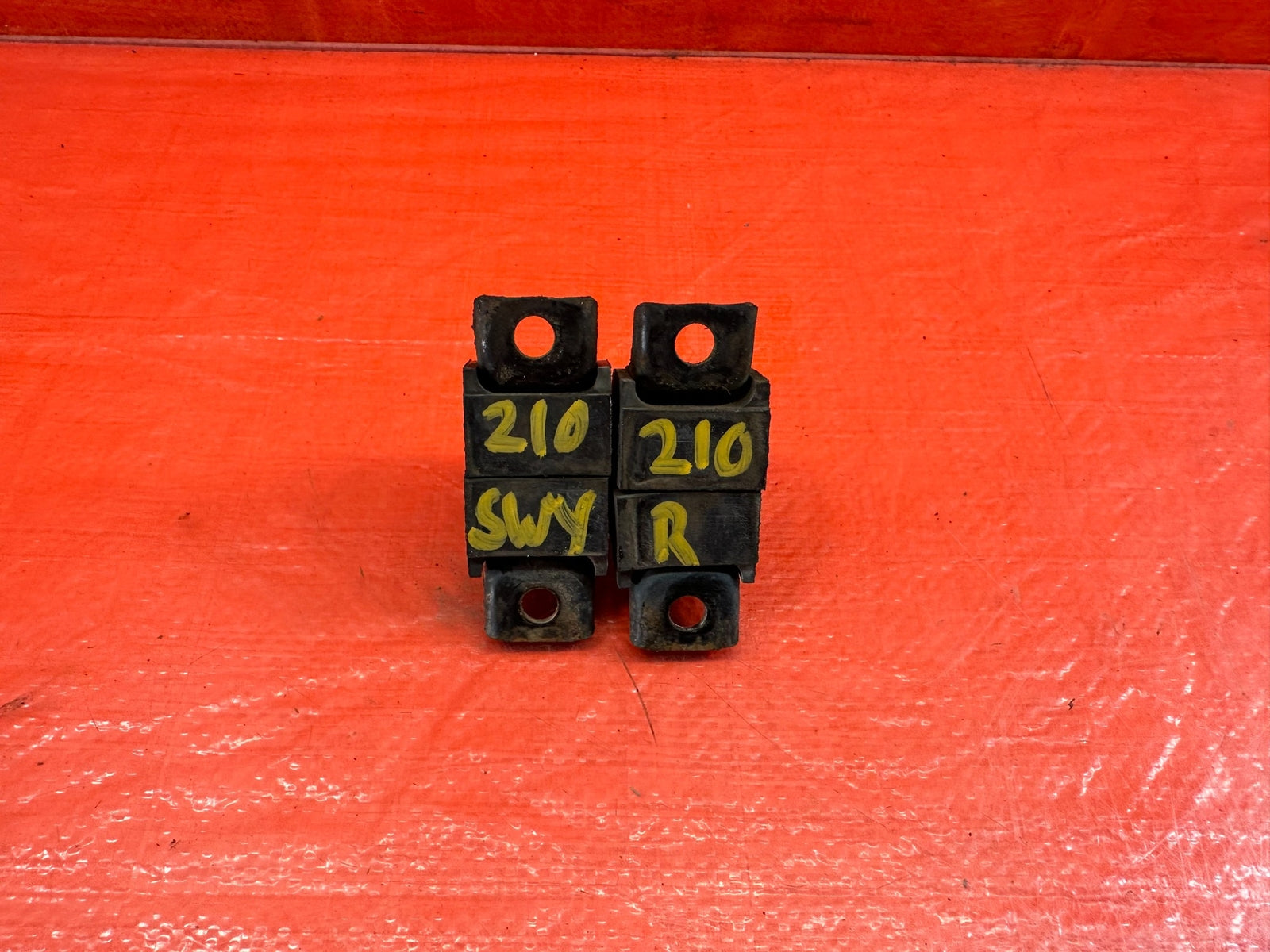 92 01 HONDA PRELUDE   LEFT & RIGHT   REAR SWAY BAR BRACKETS & BUSHINGS   OEM 21012